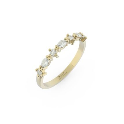 Gouden verlovingsring met ovale en ronde diamanten.