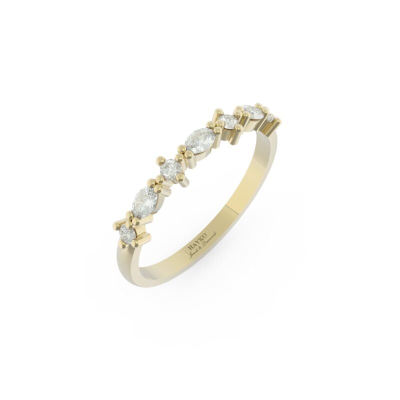 Gouden verlovingsring met ovale en ronde diamanten.