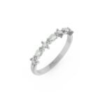 Witgouden verlovingsring met ovale en ronde diamanten.