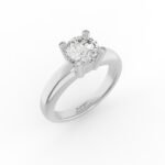 Witgouden solitaire ring met ronde band en diamanten in de pootjes gezet.
