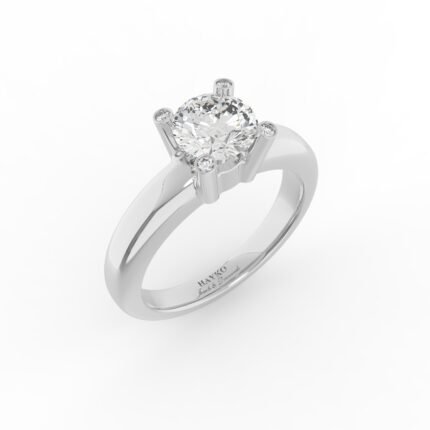 Witgouden solitaire ring met ronde band en diamanten in de pootjes gezet.