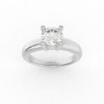 Witgouden solitaire ring met ronde band en diamanten in de pootjes gezet.