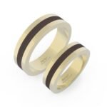 Gouden trouwring met walnoothouten inleg.