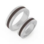 Witgouden trouwring met walnoothouten inleg.