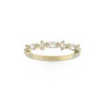 Gouden verlovingsring met ovale en ronde diamanten.