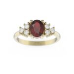 Gouden ring met robijn en diamanten gezet.