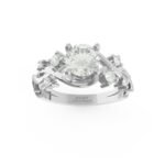 Witgouden ring met gecompliceerde zetting van diamanten.