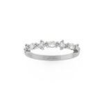 Witgouden verlovingsring met ovale en ronde diamanten.