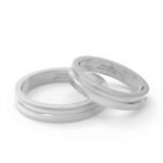 Witgouden trouwring met inkeping.